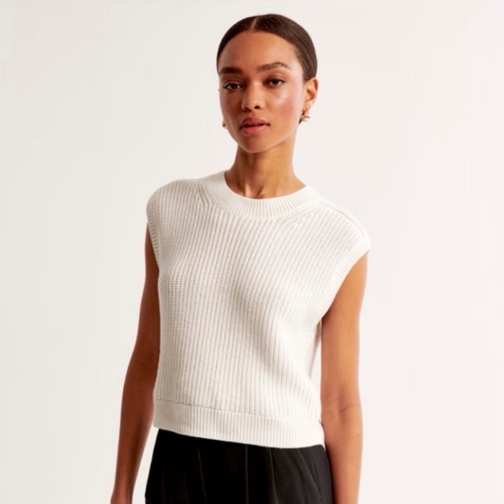Abercrombie & Fitch Knit Sweater Vest
Size Medium